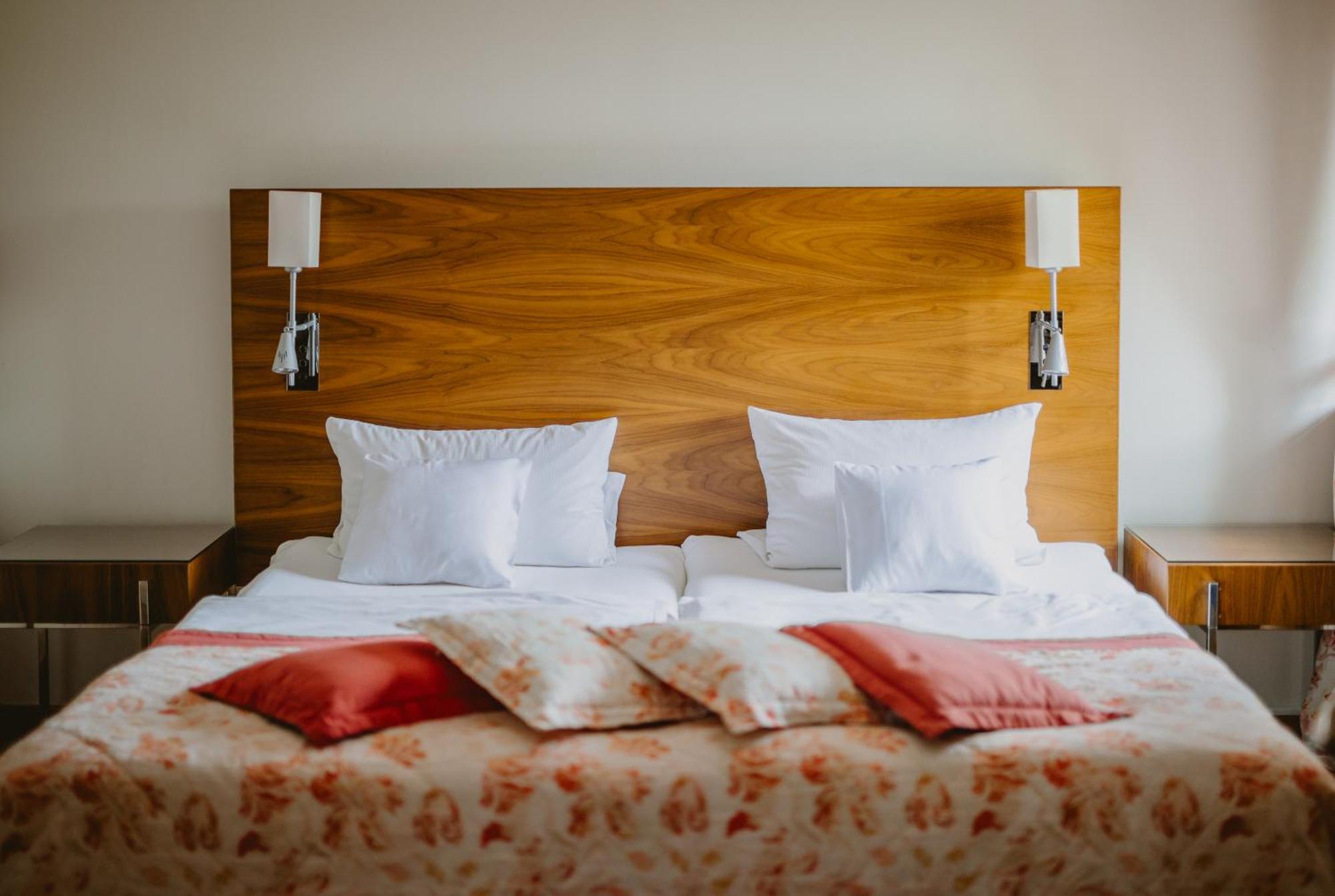 Palac Pakoszow Schlosshotel Wernersdorf Jelenia Góra Exterior foto A bed with pillows