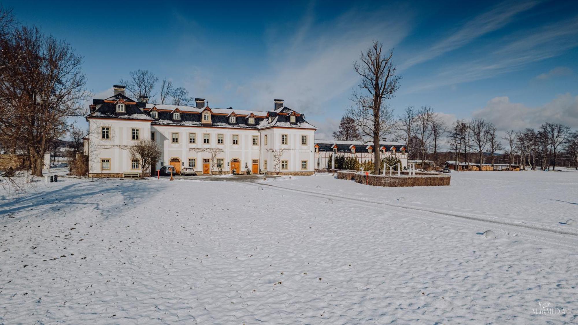 Palac Pakoszow Schlosshotel Wernersdorf Jelenia Góra Exterior foto The main building of the school