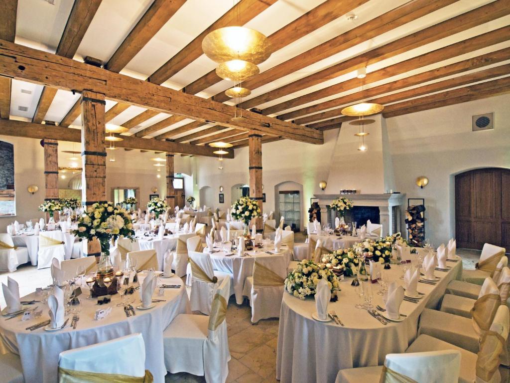 Palac Pakoszow Schlosshotel Wernersdorf Jelenia Góra Exterior foto The interior of the restaurant